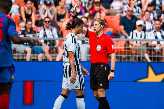 BASEL, SWITZERLAND - JULY 18: Lukas Fähndrich shows a yellow card for Asane Sow of Basel during the pre-season friendly match between FC Basel 1893 and Juventus at St. Jakob Stadium on July 18, 2026 in Basel, Switzerland. *** BASEL, SWITZERLAND, JULY 18 Lukas Fähndrich shows a yellow card to Asane Sow of Basel during the preseason friendly match between FC Basel 1893 and Juventus at St. Jakob Stadium on July 18, 2026, in Basel, Switzerland Copyright: xJustPictures.ch PascalxvonxBürenx jp-en-EuSpIm-Pavo_Fotografie-06239
