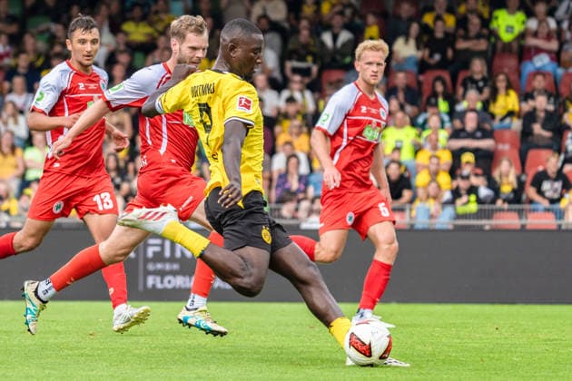 Deutschland: 17. Juli 2026: Testspiel - Vorbereitung 2026 2027 - SC Rot-Weiß Oberhausen vs. Borussia Dortmund, Stadion Niederrhein, Oberhausen Tor zum 2:1 durch Serhou Guirassy (Borussia Dortmund, 9) *** Germany, July 17, 2026: Friendly Match, 2026–2027 Preseason, SC Rot-Weiß Oberhausen vs. Borussia Dortmund, Niederrhein Stadium, Oberhausen. Serhou Guirassy scores the goal to make it 2–1 for Borussia Dortmund, 9 Copyright: xCelinaxLeiersx