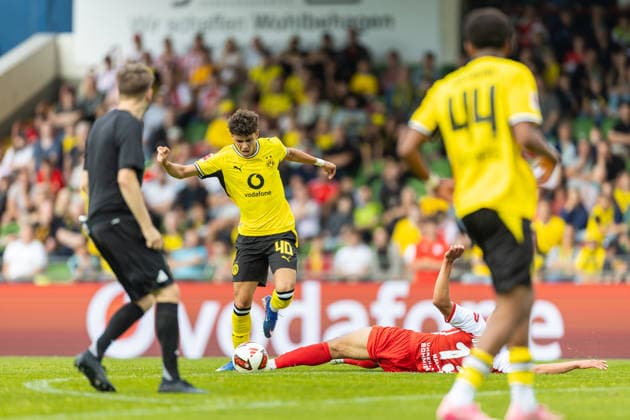 Samuele Inacio (Borussia Dortmund) und Kerem Yalcin (Rot-Weiss Oberhausen) im Zweikampf waehrend des Freundschaftsspiels in der Saisonvorbereitung zwischen Rot-Weiß Oberhausen und Borussia Dortmund im Stadion Niederrhein am 18. Juli 2026 in Oberhausen, Deutschland. (Foto von Mario Hommes DeFodi Images) +++ Samuele Inacio (Borussia Dortmund) und Kerem Yalcin (Rot-Weiss Oberhausen) battle for the ball during the during the pre-season friendly match between Rot-Weiss Oberhausen and Borussia Dortmund at Stadion Niederrhein on July 18, 2026 in Oberhausen, Germany. (Photo by Mario Hommes DeFodi Images) - *** Samuele Inacio of Borussia Dortmund and Kerem Yalcin of Rot-Weiss Oberhausen battle for the ball during a preseason friendly match between Rot-Weiss Oberhausen and Borussia Dortmund at Stadion Niederrhein on July 18, 2026, in Oberhausen, Germany. Photo by Mario Hommes, DeFodi Images. Samuele Inacio of Borussia Dortmund and Kerem Yalcin of Rot-Weiss Oberhausen battle for the ball during the preseason friendly match between Rot-Weiss Oberhausen and Borussia Dortmund at Stadion Niederrhein on July 18, 2026 in Oberhausen, Germany. Photo by Mario Hommes, DeFodi Images