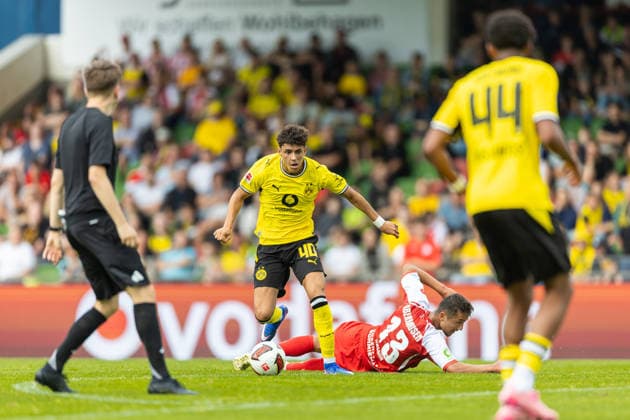 Samuele Inacio (Borussia Dortmund) und Kerem Yalcin (Rot-Weiss Oberhausen) im Zweikampf waehrend des Freundschaftsspiels in der Saisonvorbereitung zwischen Rot-Weiß Oberhausen und Borussia Dortmund im Stadion Niederrhein am 18. Juli 2026 in Oberhausen, Deutschland. (Foto von Mario Hommes DeFodi Images) +++ Samuele Inacio (Borussia Dortmund) und Kerem Yalcin (Rot-Weiss Oberhausen) battle for the ball during the during the pre-season friendly match between Rot-Weiss Oberhausen and Borussia Dortmund at Stadion Niederrhein on July 18, 2026 in Oberhausen, Germany. (Photo by Mario Hommes DeFodi Images) - *** Samuele Inacio of Borussia Dortmund and Kerem Yalcin of Rot-Weiss Oberhausen battle for the ball during a preseason friendly match between Rot-Weiss Oberhausen and Borussia Dortmund at Stadion Niederrhein on July 18, 2026, in Oberhausen, Germany. Photo by Mario Hommes, DeFodi Images. Samuele Inacio of Borussia Dortmund and Kerem Yalcin of Rot-Weiss Oberhausen battle for the ball during the preseason friendly match between Rot-Weiss Oberhausen and Borussia Dortmund at Stadion Niederrhein on July 18, 2026 in Oberhausen, Germany. Photo by Mario Hommes, DeFodi Images