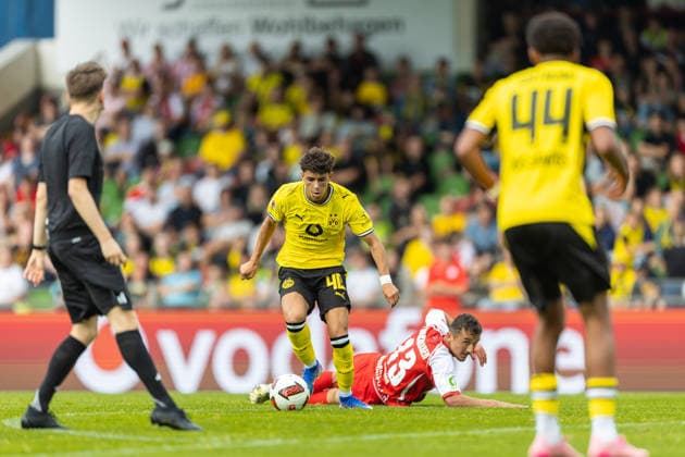 Samuele Inacio (Borussia Dortmund) und Kerem Yalcin (Rot-Weiss Oberhausen) im Zweikampf waehrend des Freundschaftsspiels in der Saisonvorbereitung zwischen Rot-Weiß Oberhausen und Borussia Dortmund im Stadion Niederrhein am 18. Juli 2026 in Oberhausen, Deutschland. (Foto von Mario Hommes DeFodi Images) +++ Samuele Inacio (Borussia Dortmund) und Kerem Yalcin (Rot-Weiss Oberhausen) battle for the ball during the during the pre-season friendly match between Rot-Weiss Oberhausen and Borussia Dortmund at Stadion Niederrhein on July 18, 2026 in Oberhausen, Germany. (Photo by Mario Hommes DeFodi Images) - *** Samuele Inacio of Borussia Dortmund and Kerem Yalcin of Rot-Weiss Oberhausen battle for the ball during a preseason friendly match between Rot-Weiss Oberhausen and Borussia Dortmund at Stadion Niederrhein on July 18, 2026, in Oberhausen, Germany. Photo by Mario Hommes, DeFodi Images. Samuele Inacio of Borussia Dortmund and Kerem Yalcin of Rot-Weiss Oberhausen battle for the ball during the preseason friendly match between Rot-Weiss Oberhausen and Borussia Dortmund at Stadion Niederrhein on July 18, 2026 in Oberhausen, Germany. Photo by Mario Hommes, DeFodi Images