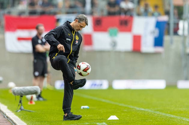 Trainer Niko Kovac (Borussia Dortmund) in Aktion, am Ball, Einzelaktion waehrend des Freundschaftsspiels in der Saisonvorbereitung zwischen Rot-Weiß Oberhausen und Borussia Dortmund im Stadion Niederrhein am 18. Juli 2026 in Oberhausen, Deutschland. (Foto von Mario Hommes DeFodi Images) +++ Trainer Niko Kovac (Borussia Dortmund) controls the ball during the during the pre-season friendly match between Rot-Weiss Oberhausen and Borussia Dortmund at Stadion Niederrhein on July 18, 2026 in Oberhausen, Germany. (Photo by Mario Hommes DeFodi Images) - *** Coach Niko Kovac of Borussia Dortmund in action, on the ball, making a solo run during the preseason friendly match between Rot-Weiss Oberhausen and Borussia Dortmund at Stadion Niederrhein on July 18, 2026, in Oberhausen, Germany. Photo by Mario Hommes, DeFodi Images. Coach Niko Kovac of Borussia Dortmund controls the ball during the preseason friendly match between Rot-Weiß Oberhausen and Borussia Dortmund at Stadion Niederrhein on July 18, 2026, in Oberhausen, Germany. Photo by Mario Hommes, DeFodi Images.