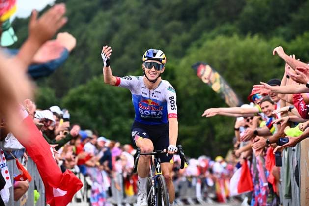 Tour de France 2026 Stage 14 LE MARKSTEIN, FRANCE - JULY 18 : Hindley Jai (AUS) of Red Bull - BORA - Hansgrohe in action during stage 14 of the 113rd edition of Tour de France an UCI World Tour 2.UWT cycling road race stage for Men Elite of 155 km with start in Mulhouse and finish in Le Markstein on July 18, 2026 in Le Markstein, France, 18 07 2026 ( Motordriver Kurt Vandenborre - Le Markstein France  Copyright: xGvgx