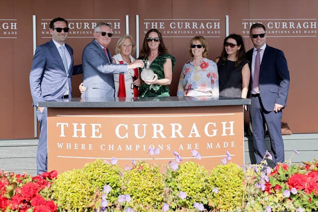REPRO FREE *PRESS RELEASE NO REPRODUCTION FEE* EDITORIAL USE ONLY Curragh Racing Juddmonte Irish Oaks Weekend, Curragh Racecourse, Kildare 18 7 2026 Hill Of Allen Stud Handicap The winning connections are presented with the trophy after the race The winning connections are presented with the trophy after the race 18 7 2026  Copyright: xLaszloxGeczox LG_18-07-2026_032096