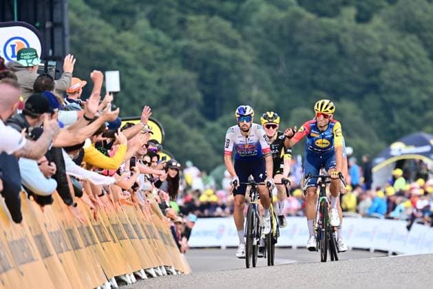 Tour de France 2026 Stage 14 LE MARKSTEIN, FRANCE - JULY 18 : Verona Carlos (ESP) of Lidl - Trek at the finish line, Cattaneo Mattia (ITA) of Red Bull BORA Hansgrohe during stage 14 of the 113rd edition of Tour de France an UCI World Tour 2.UWT cycling road race stage for Men Elite of 155 km with start in Mulhouse and finish in Le Markstein on July 18, 2026 in Le Markstein, France, 18 07 2026 ( Motordriver Kurt Vandenborre - Le Markstein France  Copyright: xPeterxDexVoechtx