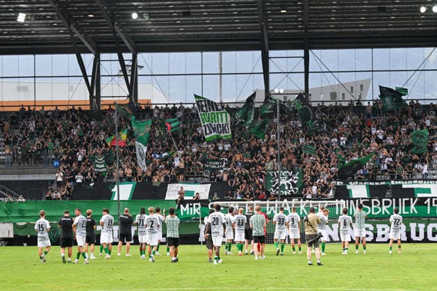 SOCCER - Wacker vs Chemie Leipzig, test match INNSBRUCK,AUSTRIA,18.JUL.26 - SOCCER - ADMIRAL 2.Liga, Regionalliga Nordost, FC Wacker Innsbruck vs BSG Chemie Leipzig, test match. Image shows BSG Chemie Leipzig infront of the fans of Wacker.  GEPAxpictures xDanielxSchoenherr