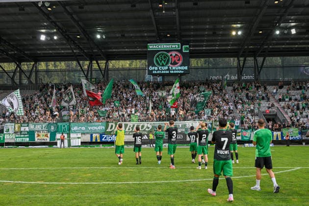 SOCCER - Wacker vs Chemie Leipzig, test match INNSBRUCK,AUSTRIA,18.JUL.26 - SOCCER - ADMIRAL 2.Liga, Regionalliga Nordost, FC Wacker Innsbruck vs BSG Chemie Leipzig, test match. Image shows FC Wacker Innsbruck infront of the fans of BSG Chemie Leipzig.  GEPAxpictures xDanielxSchoenherr