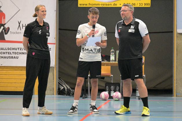 li.Miriam Hirsch (TusSies Metzingen, Trainerin), mi. Hallensprecher Milan und re. Thomas Zeitz Union Neckarsulm, Trainer) vor dem Spiel im Trainer Talk TusSies Metzingen vs. Sport-Union Neckarsulm , Handball, Vorbereitung, Testspiel, Saison 2026 2027, 18.07.2026 TusSies Metzingen vs. Sport-Union Neckarsulm , Handball, Vorbereitung, Testspiel, Saison 2026 2027, 18.07.2026 Voehringen *** Left: Miriam Hirsch of TusSies Metzingen, coach; center: arena announcer Milan; right: Thomas Zeitz of Sport Union Neckarsulm, coach, before the game during the pre-game coach talk for TusSies Metzingen vs. Sport Union Neckarsulm, handball, preseason, exhibition game, 2026–2027 season, July 18, 2026, TusSies Metzingen vs. Sport Union Neckarsulm, handball, preseason, exhibition game, 2026–2027 season, July 18, 2026, Voehringen Copyright: xEibner-Pressefotox EP_TBR