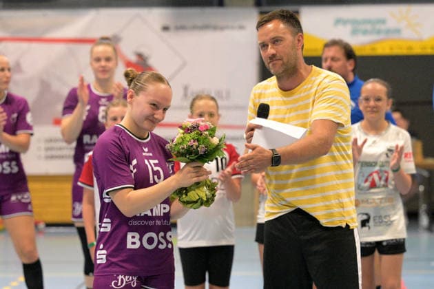li. Katharina Goldammer (TusSies Metzingen, 15) wird von Michael Aust (SC Voehringen) vor dem Spiel geehrt als U20 Weltmeisterin TusSies Metzingen vs. Union Neckarsulm , Handball, Vorbereitung, Testspiel, Saison 2026 2027, 18.07.2026 TusSies Metzingen vs. Sport-Union Neckarsulm , Handball, Vorbereitung, Testspiel, Saison 2026 2027, 18.07.2026 Voehringen *** li Katharina Goldammer of TusSies Metzingen, 15, is honored by Michael Aust of SC Voehringen before the game as a U20 World Champion. TusSies Metzingen vs. Sport Union Neckarsulm, Handball, Preseason, Friendly, 2026–2027 Season, July 18, 2026 TusSies Metzingen vs. Sport Union Neckarsulm, handball, preseason, exhibition game, 2026–2027 season, July 18, 2026 Voehringen Copyright: xEibner-Pressefotox EP_TBR