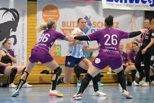 Lisa Vlug Union Neckarsulm, 10) am mit Ball gegen Charlotte Cholevova (TusSies Metzingen, 96) und Svenja Huebner (TusSies Metzingen, 26) TusSies Metzingen vs. Sport-Union Neckarsulm , Handball, Vorbereitung, Testspiel, Saison 2026 2027, 18.07.2026 TusSies Metzingen vs. Sport-Union Neckarsulm , Handball, Vorbereitung, Testspiel, Saison 2026 2027, 18.07.2026 Voehringen *** Lisa Vlug, Sport Union Neckarsulm, 10 a.m., with the ball against Charlotte Cholevova, TusSies Metzingen, 96, and Svenja Huebner, TusSies Metzingen, 26; TusSies Metzingen vs. Sport Union Neckarsulm, handball, preseason, exhibition game, 2026–2027 season, July 18, 2026 TusSies Metzingen vs. Sport Union Neckarsulm, handball, preseason, exhibition game, 2026–2027 season, July 18, 2026 Voehringen Copyright: xEibner-Pressefotox EP_TBR