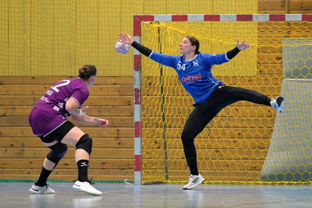 Barbara Gyoeri Union Neckarsulm, 54) im Tor gegen Gabriela Clausson Bitolo (TusSies Metzingen, 22) beim 7-Meter TusSies Metzingen vs. Sport-Union Neckarsulm , Handball, Vorbereitung, Testspiel, Saison 2026 2027, 18.07.2026 TusSies Metzingen vs. Sport-Union Neckarsulm , Handball, Vorbereitung, Testspiel, Saison 2026 2027, 18.07.2026 Voehringen *** Barbara Gyoeri of Sport Union Neckarsulm, 54, in goal against Gabriela Clausson Bitolo of TusSies Metzingen, 22, on a 7-meter throw; TusSies Metzingen vs. Sport Union Neckarsulm, handball, preseason, exhibition game, 2026–2027 season, July 18, 2026, TusSies Metzingen vs. Sport Union Neckarsulm, handball, preseason, exhibition match, 2026–2027 season, July 18, 2026, Voehringen Copyright: xEibner-Pressefotox EP_TBR