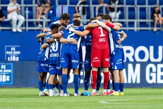 SOCCER - Linz vs Braunschweig, test match LINZ,AUSTRIA,18.JUL.26 - SOCCER - ADMIRAL 2. Liga, 2. DFL, 2. Deutsche Bundesliga, FC Blau Weiss Linz vs Eintracht Braunschweig, test match. Image shows the team of Linz in the huddle.  GEPAxpictures xJulioxArellano