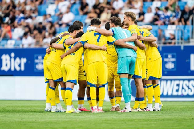 SOCCER - Linz vs Braunschweig, test match LINZ,AUSTRIA,18.JUL.26 - SOCCER - ADMIRAL 2. Liga, 2. DFL, 2. Deutsche Bundesliga, FC Blau Weiss Linz vs Eintracht Braunschweig, test match. Image shows the team of Braunschweig in the huddle.  GEPAxpictures xJulioxArellano