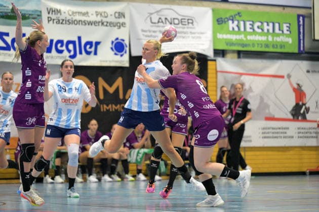 Fanny Elovson Union Neckarsulm, 09) am mit Ball gegen Ida Petzold (TusSies Metzingen, 08) und Charlotte Cholevova (TusSies Metzingen, 96) TusSies Metzingen vs. Sport-Union Neckarsulm , Handball, Vorbereitung, Testspiel, Saison 2026 2027, 18.07.2026 TusSies Metzingen vs. Sport-Union Neckarsulm , Handball, Vorbereitung, Testspiel, Saison 2026 2027, 18.07.2026 Voehringen *** Fanny Elovson, Sport Union Neckarsulm, 09 a.m. with the ball against Ida Petzold (TusSies Metzingen), 08, and Charlotte Cholevova (TusSies Metzingen), 96 TusSies Metzingen vs. Sport Union Neckarsulm, Handball, Preseason, Friendly, 2026–2027 Season, July 18, 2026, TusSies Metzingen vs. Sport Union Neckarsulm, handball, preseason, exhibition game, 2026–2027 season, July 18, 2026, Voehringen Copyright: xEibner-Pressefotox EP_TBR