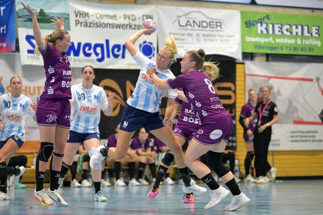 Fanny Elovson Union Neckarsulm, 09) am mit Ball gegen Ida Petzold (TusSies Metzingen, 08) und Charlotte Cholevova (TusSies Metzingen, 96) TusSies Metzingen vs. Sport-Union Neckarsulm , Handball, Vorbereitung, Testspiel, Saison 2026 2027, 18.07.2026 TusSies Metzingen vs. Sport-Union Neckarsulm , Handball, Vorbereitung, Testspiel, Saison 2026 2027, 18.07.2026 Voehringen *** Fanny Elovson, Sport Union Neckarsulm, 09 a.m. with the ball against Ida Petzold (TusSies Metzingen), 08, and Charlotte Cholevova (TusSies Metzingen), 96 TusSies Metzingen vs. Sport Union Neckarsulm, Handball, Preseason, Friendly, 2026–2027 Season, July 18, 2026, TusSies Metzingen vs. Sport Union Neckarsulm, handball, preseason, exhibition game, 2026–2027 season, July 18, 2026, Voehringen Copyright: xEibner-Pressefotox EP_TBR