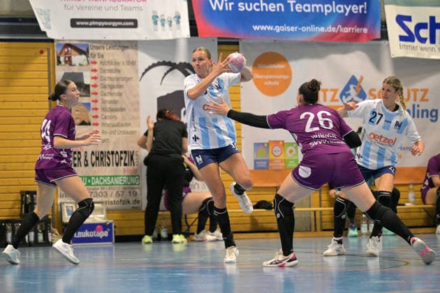 Lisa Vlug Union Neckarsulm, 10) am mit Ball gegen Neuzugang der TusSies Metzingen Klara Schlipf (TusSies Metzingen, 14) die den Sprung aus der eigenen Jugend in den Bundesliga Kader TusSies schafft zur Saison 26 27 und Svenja Huebner (TusSies Metzingen, 26) TusSies Metzingen vs. Sport-Union Neckarsulm , Handball, Vorbereitung, Testspiel, Saison 2026 2027, 18.07.2026 TusSies Metzingen vs. Sport-Union Neckarsulm , Handball, Vorbereitung, Testspiel, Saison 2026 2027, 18.07.2026 Voehringen *** Lisa Vlug of Sport Union Neckarsulm, 10 a.m., with the ball against TusSies Metzingen newcomer Klara Schlipf of TusSies Metzingen, 14, who has made the leap from the TusSies youth program to the Bundesliga squad for the 2026–27 season, and Svenja Huebner of TusSies Metzingen, 26. TusSies Metzingen vs. Sport Union Neckarsulm, handball, preseason, exhibition match, 2026–2027 season, July 18, 2026, TusSies Metzingen vs. Sport Union Neckarsulm, handball, preseason, exhibition match, 2026–2027 season, July 18, 2026, Voehringen Copyright: xEibner-Pressefotox EP_TBR