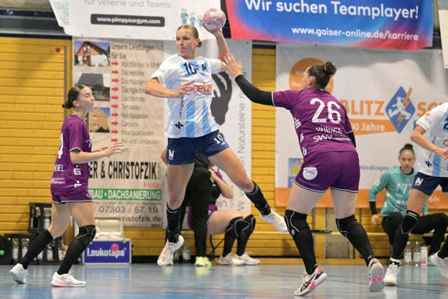Lisa Vlug Union Neckarsulm, 10) am mit Ball gegen Neuzugang der TusSies Metzingen Klara Schlipf (TusSies Metzingen, 14) und Svenja Huebner (TusSies Metzingen, 26) TusSies Metzingen vs. Sport-Union Neckarsulm , Handball, Vorbereitung, Testspiel, Saison 2026 2027, 18.07.2026 TusSies Metzingen vs. Sport-Union Neckarsulm , Handball, Vorbereitung, Testspiel, Saison 2026 2027, 18.07.2026 Voehringen *** Lisa Vlug (Sport Union Neckarsulm), 10, with the ball against TusSies Metzingen newcomer Klara Schlipf (TusSies Metzingen), 14, and Svenja Huebner (TusSies Metzingen), 26; TusSies Metzingen vs. Sport Union Neckarsulm, Handball, Preseason, Friendly, 2026–2027 season, July 18, 2026 TusSies Metzingen vs. Sport Union Neckarsulm, Handball, Preseason, Friendly, 2026–2027 season, July 18, 2026 Voehringen Copyright: xEibner-Pressefotox EP_TBR