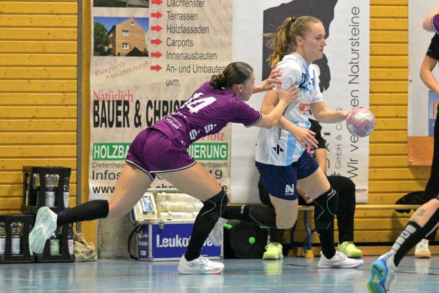 Meret Ossenkopp Union Neckarsulm, 22) am mit Ball gegen Klara Schlipf (TusSies Metzingen, 14) TusSies Metzingen vs. Sport-Union Neckarsulm , Handball, Vorbereitung, Testspiel, Saison 2026 2027, 18.07.2026 TusSies Metzingen vs. Sport-Union Neckarsulm , Handball, Vorbereitung, Testspiel, Saison 2026 2027, 18.07.2026 Voehringen *** Meret Ossenkopp (Sport Union Neckarsulm), 22, with the ball against Klara Schlipf (TusSies Metzingen), 14; TusSies Metzingen vs. Sport Union Neckarsulm, handball, preseason, exhibition game, 2026–2027 season, July 18, 2026, TusSies Metzingen vs. Sport Union Neckarsulm, handball, preseason, exhibition match, 2026–2027 season, July 18, 2026, Voehringen Copyright: xEibner-Pressefotox EP_TBR