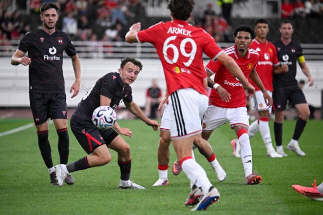 LKS 20260718 Wrexham s Oliver (Ollie) Rathbone and Manchester United, ManU s Dan Armer during football opening pre-season friendly match between Manchester United and Wrexham AFC at Helsinki Olympic Stadium in Helsinki, Finland on July 18, 2026. - MARKKU ULANDER Helsinki Finland awYPgMt9Xyw  Copyright: xMarkkuxUlanderx awYPgMt9Xyw