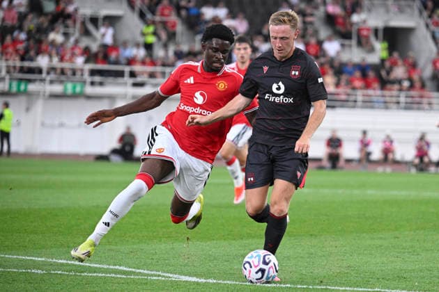 LKS 20260718 Manchester United, ManU s Jaydan Kamason (L) and Wrexham s Davis Keillor-Dunn during football opening pre-season friendly match between Manchester United and Wrexham AFC at Helsinki Olympic Stadium in Helsinki, Finland on July 18, 2026. - MARKKU ULANDER Helsinki Finland 243nYHBbgdo  Copyright: xMarkkuxUlanderx 243nYHBbgdo