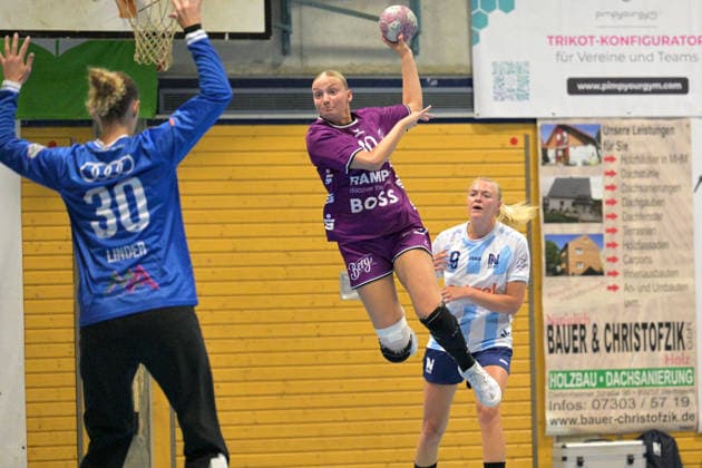 Maraike Kusian (TusSies Metzingen, 10) beim Wurf Tor gegen Annie Linder Union Neckarsulm, 30) im Tor TusSies Metzingen vs. Sport-Union Neckarsulm , Handball, Vorbereitung, Testspiel, Saison 2026 2027, 18.07.2026 TusSies Metzingen vs. Sport-Union Neckarsulm , Handball, Vorbereitung, Testspiel, Saison 2026 2027, 18.07.2026 Voehringen *** Maraike Kusian (TusSies Metzingen), No. 10 (shooter) vs. Annie Linder (Sport Union Neckarsulm), No. 30 (goalkeeper) – TusSies Metzingen vs. Sport Union Neckarsulm, Handball, Preseason, Friendly, 2026–2027 Season, July 18, 2026, TusSies Metzingen vs. Sport Union Neckarsulm, handball, preseason, exhibition match, 2026–2027 season, July 18, 2026, Voehringen Copyright: xEibner-Pressefotox EP_TBR