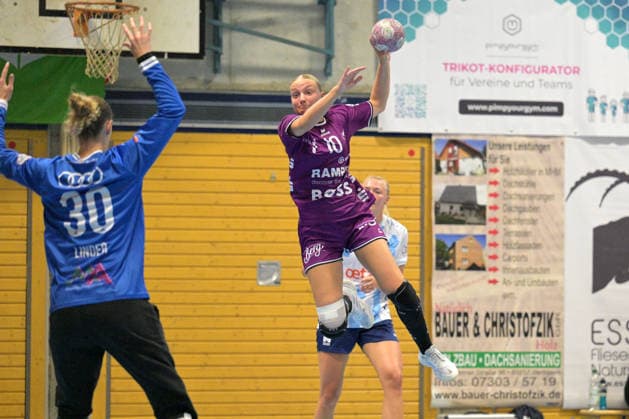Maraike Kusian (TusSies Metzingen, 10) beim Wurf Tor gegen Annie Linder Union Neckarsulm, 30) im Tor TusSies Metzingen vs. Sport-Union Neckarsulm , Handball, Vorbereitung, Testspiel, Saison 2026 2027, 18.07.2026 TusSies Metzingen vs. Sport-Union Neckarsulm , Handball, Vorbereitung, Testspiel, Saison 2026 2027, 18.07.2026 Voehringen *** Maraike Kusian (TusSies Metzingen), No. 10 (shooter) vs. Annie Linder (Sport Union Neckarsulm), No. 30 (goalkeeper) – TusSies Metzingen vs. Sport Union Neckarsulm, Handball, Preseason, Friendly, 2026–2027 Season, July 18, 2026, TusSies Metzingen vs. Sport Union Neckarsulm, handball, preseason, exhibition match, 2026–2027 season, July 18, 2026, Voehringen Copyright: xEibner-Pressefotox EP_TBR