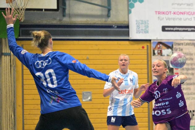 Maraike Kusian (TusSies Metzingen, 10) beim Wurf Tor gegen Annie Linder Union Neckarsulm, 30) im Tor TusSies Metzingen vs. Sport-Union Neckarsulm , Handball, Vorbereitung, Testspiel, Saison 2026 2027, 18.07.2026 TusSies Metzingen vs. Sport-Union Neckarsulm , Handball, Vorbereitung, Testspiel, Saison 2026 2027, 18.07.2026 Voehringen *** Maraike Kusian (TusSies Metzingen), No. 10 (shooter) vs. Annie Linder (Sport Union Neckarsulm), No. 30 (goalkeeper) – TusSies Metzingen vs. Sport Union Neckarsulm, Handball, Preseason, Friendly, 2026–2027 Season, July 18, 2026, TusSies Metzingen vs. Sport Union Neckarsulm, handball, preseason, exhibition match, 2026–2027 season, July 18, 2026, Voehringen Copyright: xEibner-Pressefotox EP_TBR
