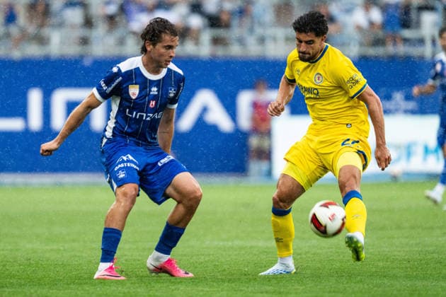SOCCER - Linz vs Braunschweig, test match LINZ,AUSTRIA,18.JUL.26 - SOCCER - ADMIRAL 2. Liga, 2. DFL, 2. Deutsche Bundesliga, FC Blau Weiss Linz vs Eintracht Braunschweig, test match. Image shows Joao Luiz Soares Alves (Linz) and Fabio Di Michele Sanchez (Braunschweig).  GEPAxpictures xJulioxArellano