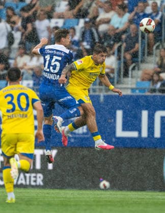 SOCCER - Linz vs Braunschweig, test match LINZ,AUSTRIA,18.JUL.26 - SOCCER - ADMIRAL 2. Liga, 2. DFL, 2. Deutsche Bundesliga, FC Blau Weiss Linz vs Eintracht Braunschweig, test match. Image shows Manuel Maranda (Linz) and Robin Heußer (Braunschweig).  GEPAxpictures xJulioxArellano