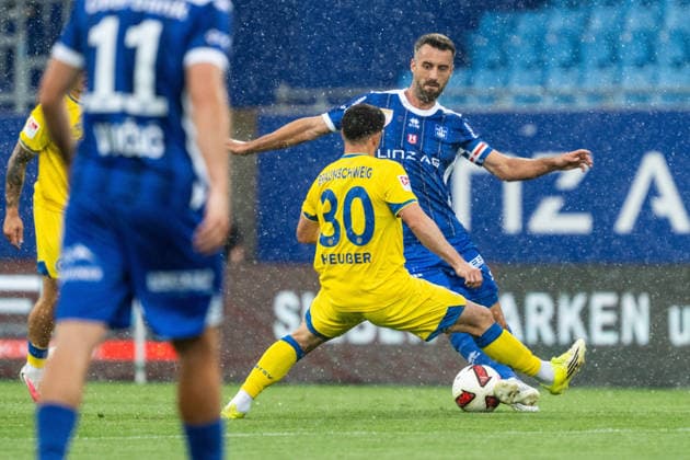SOCCER - Linz vs Braunschweig, test match LINZ,AUSTRIA,18.JUL.26 - SOCCER - ADMIRAL 2. Liga, 2. DFL, 2. Deutsche Bundesliga, FC Blau Weiss Linz vs Eintracht Braunschweig, test match. Image shows Fabio Varesi Strauss (Linz) and Robin Heusser (Braunschweig).  GEPAxpictures xJulioxArellano