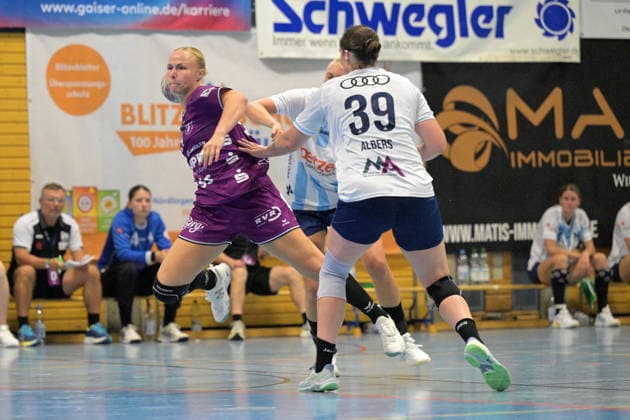 Lotta Roepcke (TusSies Metzingen, 09) am mit Ball gegen Fanny Elovson Union Neckarsulm, 09) und Merle Albers (Sport-Union Neckarsulm, 39) TusSies Metzingen vs. Sport-Union Neckarsulm , Handball, Vorbereitung, Testspiel, Saison 2026 2027, 18.07.2026 TusSies Metzingen vs. Sport-Union Neckarsulm , Handball, Vorbereitung, Testspiel, Saison 2026 2027, 18.07.2026 Voehringen *** Lotta Roepcke of TusSies Metzingen, 09, with the ball against Fanny Elovson of Sport Union Neckarsulm, 09, and Merle Albers of Sport Union Neckarsulm, 39 TusSies Metzingen vs. Sport Union Neckarsulm, Handball, Preseason, Friendly, 2026–2027 Season, July 18, 2026, TusSies Metzingen vs. Sport Union Neckarsulm, Handball, Preseason, Friendly, 2026–2027 Season, July 18, 2026, Voehringen Copyright: xEibner-Pressefotox EP_TBR
