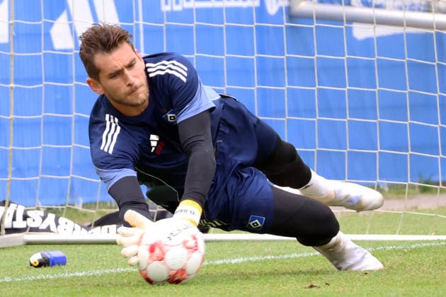 Regionalliga Nord Saison 2026-2027 Testspiel Hamburger SV II - Hobro IK Testspiel Hamburger SV II - Hobro IK auf dem Trainingsplatz am Volksparkstadion Hamburg Julian Pollersbeck trainiert zur Zeit bei der HSV U21, U 21 mit. *** Regionalliga Nord 2026–2027 Season Friendly Match: Hamburger SV II vs. Hobro IK Friendly Match: Hamburger SV II vs. Hobro IK at the training field at Volksparkstadion in Hamburg Julian Pollersbeck is currently training with the HSV U21 team