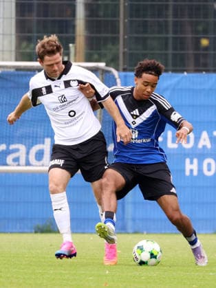 Regionalliga Nord Saison 2026-2027 Testspiel Hamburger SV II - Hobro IK Testspiel Hamburger SV II - Hobro IK auf dem Trainingsplatz am Volksparkstadion Hamburg v.l.: Soren Andreasen (Hobro IK), Arnaud Riedel (HSV II) *** Regionalliga Nord 2026–2027 Season Friendly Match: Hamburger SV II vs. Hobro IK Friendly Match: Hamburger SV II vs. Hobro IK on the training field at the Volksparkstadion in Hamburg (from left): Soren Andreasen (Hobro IK), Arnaud Riedel (HSV II)