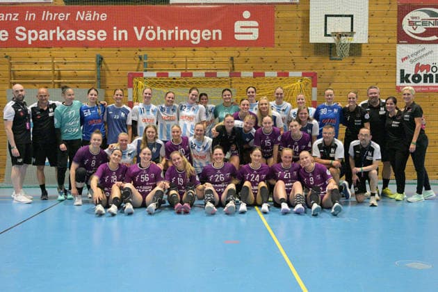 Gemeinsames Bild nach Spielende der TusSies und der Union TusSies Metzingen vs. Sport-Union Neckarsulm , Handball, Vorbereitung, Testspiel, Saison 2026 2027, 18.07.2026 TusSies Metzingen vs. Sport-Union Neckarsulm , Handball, Vorbereitung, Testspiel, Saison 2026 2027, 18.07.2026 Voehringen *** Group photo after the game between the TusSies and Sport Union: TusSies Metzingen vs. Sport Union Neckarsulm, Handball, Preseason, Friendly, 2026–2027 Season, July 18, 2026: TusSies Metzingen vs. Sport Union Neckarsulm, handball, preseason, exhibition game, 2026–2027 season, July 18, 2026, Voehringen Copyright: xEibner-Pressefotox EP_TBR
