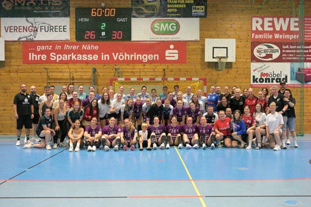 Gemeinsames Bild nach Spielende der TusSies Metzingen, der Union Neckarsulm und der Frauen 1 des SC Voehringen TusSies Metzingen vs. Sport-Union Neckarsulm , Handball, Vorbereitung, Testspiel, Saison 2026 2027, 18.07.2026 TusSies Metzingen vs. Sport-Union Neckarsulm , Handball, Vorbereitung, Testspiel, Saison 2026 2027, 18.07.2026 Voehringen *** Group photo after the game featuring TusSies Metzingen, Sport Union Neckarsulm, and SC Voehringen s Women s 1 team. TusSies Metzingen vs. Sport Union Neckarsulm, Handball, Preseason, Friendly, 2026–2027 Season, July 18, 2026, TusSies Metzingen vs. Sport Union Neckarsulm, handball, preseason, exhibition match, 2026–2027 season, July 18, 2026, Voehringen Copyright: xEibner-Pressefotox EP_TBR