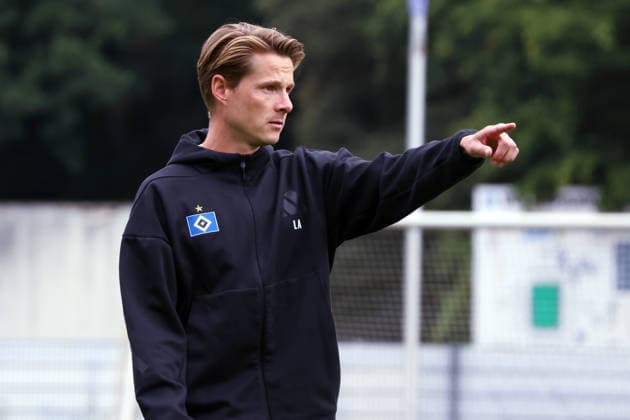 Regionalliga Nord Saison 2026-2027 Testspiel Hamburger SV II - Hobro IK Testspiel Hamburger SV II - Hobro IK auf dem Trainingsplatz am Volksparkstadion Hamburg Trainer Lukas Anderer (HSV II) *** Regionalliga Nord 2026–2027 Season Friendly Match: Hamburger SV II vs. Hobro IK Friendly Match: Hamburger SV II vs. Hobro IK at the training field at Volksparkstadion in Hamburg Coach Lukas Anderer, HSV II
