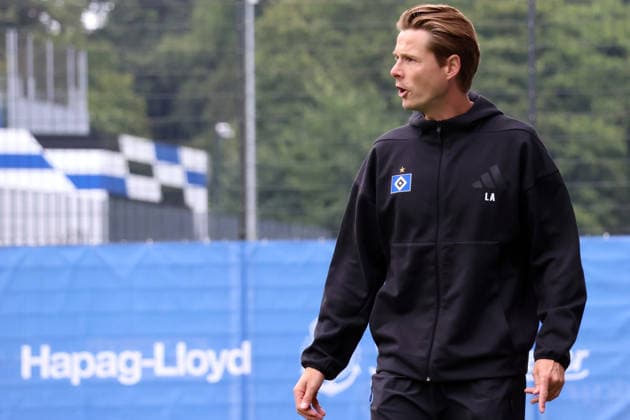 Regionalliga Nord Saison 2026-2027 Testspiel Hamburger SV II - Hobro IK Testspiel Hamburger SV II - Hobro IK auf dem Trainingsplatz am Volksparkstadion Hamburg Trainer Lukas Anderer (HSV II) *** Regionalliga Nord 2026–2027 Season Friendly Match: Hamburger SV II vs. Hobro IK Friendly Match: Hamburger SV II vs. Hobro IK at the training field at Volksparkstadion in Hamburg Coach Lukas Anderer, HSV II