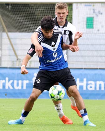 Regionalliga Nord Saison 2026-2027 Testspiel Hamburger SV II - Hobro IK Testspiel Hamburger SV II - Hobro IK auf dem Trainingsplatz am Volksparkstadion Hamburg v.l.: Mehmet Yildirim (HSV II), Mikkel Pedersen (Hobro IK) *** Regionalliga Nord 2026–2027 Season Friendly Match: Hamburger SV II vs. Hobro IK Friendly Match: Hamburger SV II vs. Hobro IK on the training field at the Volksparkstadion in Hamburg; from left: Mehmet Yildirim (HSV II), Mikkel Pedersen (Hobro IK)