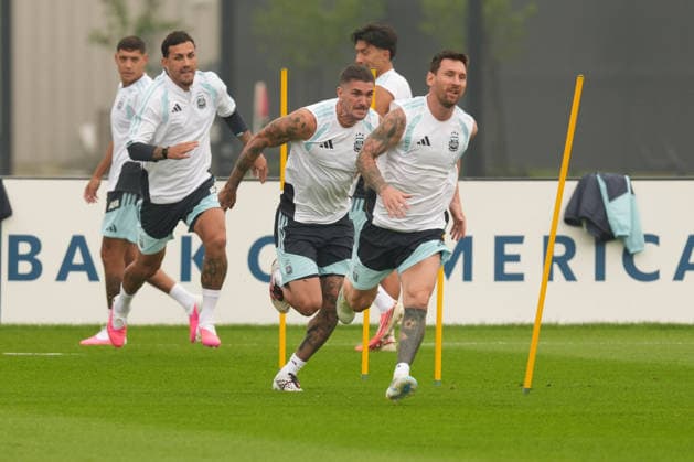 Argentina s Rodrigo De Paul (C) and Lionel Messi (R) take part in a training session at Columbia Park Training Facility, in Morristown, New Jersey, USA, 18 July 2026. Argentina will face Spain in the FIFA World Cup, WM, Weltmeisterschaft, Fussball 2026 final soccer on 19 July. FIFA World Cup 2026 - Final - Spain vs Argentina !ACHTUNG: NUR REDAKTIONELLE NUTZUNG!  Copyright: xAngelxColmenaresx GRAF8743 20260718-55020931443_1