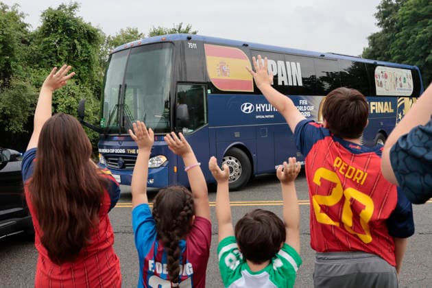 Spain s team bus departs from Melanie Lane Training Ground following their training session cancellation due to risk of storms, in New Jersey, USA, 18 July 2026. Argentina will face Spain in the FIFA World Cup, WM, Weltmeisterschaft, Fussball 2026 final soccer on 19 July. FIFA World Cup 2026 - Final - Spain vs Argentina !ACHTUNG: NUR REDAKTIONELLE NUTZUNG!  Copyright: xLAVANDEIRAxJR.x GRAF8748 20260718-55020931482_1