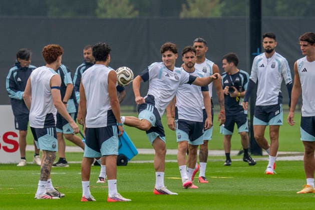 Argentina sJulian Alvarez (C) takes part in a training session at Columbia Park Training Facility, in Morristown, New Jersey, USA, 18 July 2026. Argentina will face Spain in the FIFA World Cup, WM, Weltmeisterschaft, Fussball 2026 final soccer on 19 July. FIFA World Cup 2026 - Final - Spain vs Argentina !ACHTUNG: NUR REDAKTIONELLE NUTZUNG!  Copyright: xAngelxColmenaresx GRAF8749 20260718-55020931500_1