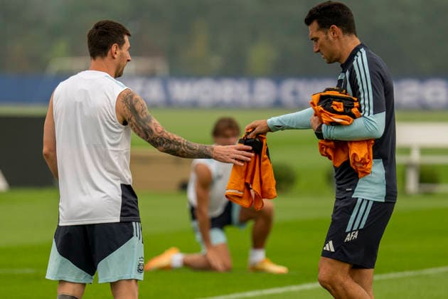 Argentina s Lionel Messi (L) and head coach Lionel Scaloni (R) take part in a training session at Columbia Park Training Facility, in Morristown, New Jersey, USA, 18 July 2026. Argentina will face Spain in the FIFA World Cup, WM, Weltmeisterschaft, Fussball 2026 final soccer on 19 July. FIFA World Cup 2026 - Final - Spain vs Argentina !ACHTUNG: NUR REDAKTIONELLE NUTZUNG!  Copyright: xAngelxColmenaresx GRAF8758 20260718-55020931502_1