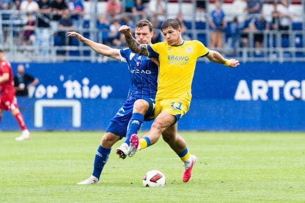 SOCCER - Linz vs Braunschweig, test match LINZ,AUSTRIA,18.JUL.26 - SOCCER - ADMIRAL 2. Liga, 2. DFL, 2. Deutsche Bundesliga, FC Blau Weiss Linz vs Eintracht Braunschweig, test match. Image shows Alem Pasic (Linz) and Jovan Mijatovic (Braunschweig).  GEPAxpictures xJulioxArellano