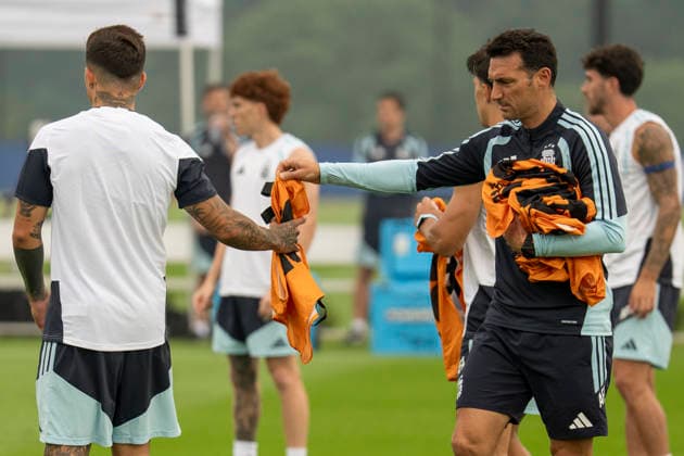 Argentina s Enzo Fernandez (L) and head coach Lionel Scaloni (R) take part in a training session at Columbia Park Training Facility, in Morristown, New Jersey, USA, 18 July 2026. Argentina will face Spain in the FIFA World Cup, WM, Weltmeisterschaft, Fussball 2026 final soccer on 19 July. FIFA World Cup 2026 - Final - Spain vs Argentina !ACHTUNG: NUR REDAKTIONELLE NUTZUNG!  Copyright: xAngelxColmenaresx GRAF8757 20260718-55020931504_1