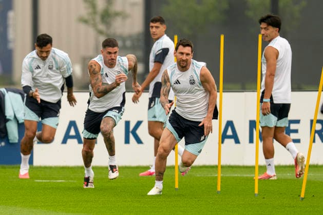 Argentina s Rodrigo De Paul (C) and Lionel Messi (R) take part in a training session at Columbia Park Training Facility, in Morristown, New Jersey, USA, 18 July 2026. Argentina will face Spain in the FIFA World Cup, WM, Weltmeisterschaft, Fussball 2026 final soccer on 19 July. FIFA World Cup 2026 - Final - Spain vs Argentina !ACHTUNG: NUR REDAKTIONELLE NUTZUNG!  Copyright: xAngelxColmenaresx GRAF8756 20260718-55020931508_1