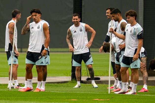 Argentina s Lionel Messi (C) takes part in a training session at Columbia Park Training Facility, in Morristown, New Jersey, USA, 18 July 2026. Argentina will face Spain in the FIFA World Cup, WM, Weltmeisterschaft, Fussball 2026 final soccer on 19 July. FIFA World Cup 2026 - Final - Spain vs Argentina !ACHTUNG: NUR REDAKTIONELLE NUTZUNG!  Copyright: xAngelxColmenaresx GRAF8754 20260718-55020931526_1