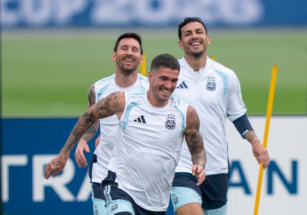 Rodrigo De Paul (Argentina, 7) wird von Lionel Messi (Argentina, 10) gejagt. FIFA World Cup, WM, Weltmeisterschaft, Fussball 2026: Argentina Training 18 July 2026, Before FIFA World Cup 2026 Finale: Spanien v Argentinien (Final) at Columbia Park Training Facility in Morristown, New Jersey, USA. Photo: Marco Bader *** Rodrigo De Paul (Argentina, No. 7) is being chased by Lionel Messi (Argentina, No. 10) during the Argentina training session for the 2026 FIFA World Cup on July 18, 2026, ahead of the 2026 FIFA World Cup final between Spain and Argentina at the Columbia Park Training Facility in Morristown, New Jersey, USA. Photo by Marco Bader Copyright: HMBxMedia xMarcoxBader