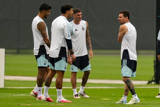 Argentina s Lionel Messi (R) takes part in a training session at Columbia Park Training Facility, in Morristown, New Jersey, USA, 18 July 2026. Argentina will face Spain in the FIFA World Cup, WM, Weltmeisterschaft, Fussball 2026 final soccer on 19 July. FIFA World Cup 2026 - Final - Spain vs Argentina !ACHTUNG: NUR REDAKTIONELLE NUTZUNG!  Copyright: xAngelxColmenaresx GRAF8751 20260718-55020931538_1
