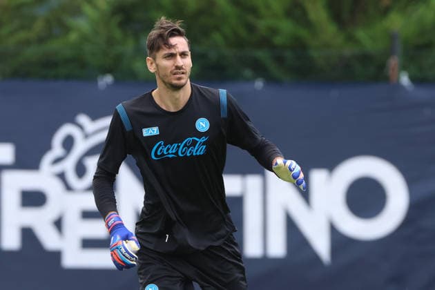 SSC Napoli Training Camp - Day 2 Alex Meret of Napoli during a training session on Day of the preseason camp of SSC Napoli at stadio Carciato in Dimaro Folgarida, Trento, Italy, on July 18, 2025. Dimaro Folgarida Trento Italy  Copyright: xCiroxDexLucax originalFilename:deluca-sscnapol260718_npcsp.jpg