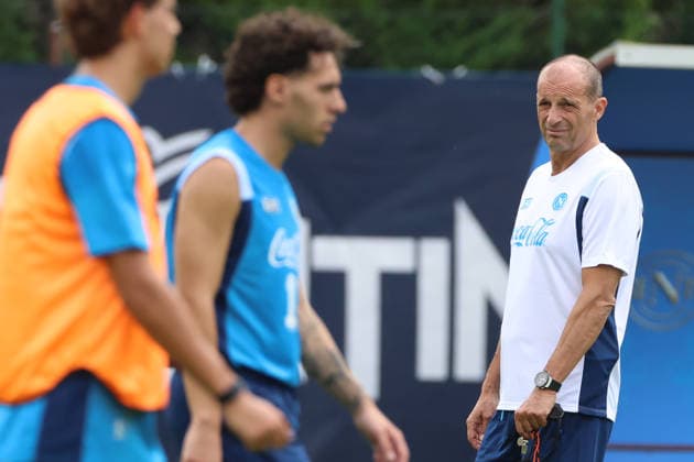 SSC Napoli Training Camp - Day 2 Massimiliano Allegri, coach of Napoli, is seen during a training session on Day of the preseason camp of SSC Napoli at Stadio Carciato in Dimaro Folgarida, Trento, Italy, on July 18, 2025. Dimaro Folgarida Trento Italy  Copyright: xCiroxDexLucax originalFilename:deluca-sscnapol260718_npnBy.jpg